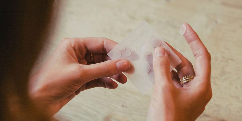 Akne-Patches oder Pflaster auf einen Pickel kleben - funktioniert das?