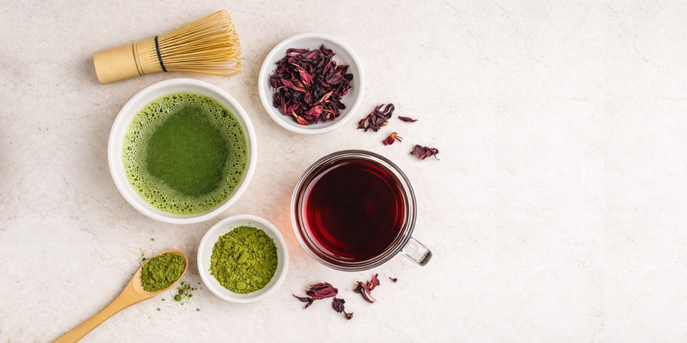 Teetrinken für Ihre Haut: Matcha oder Hibiskus?